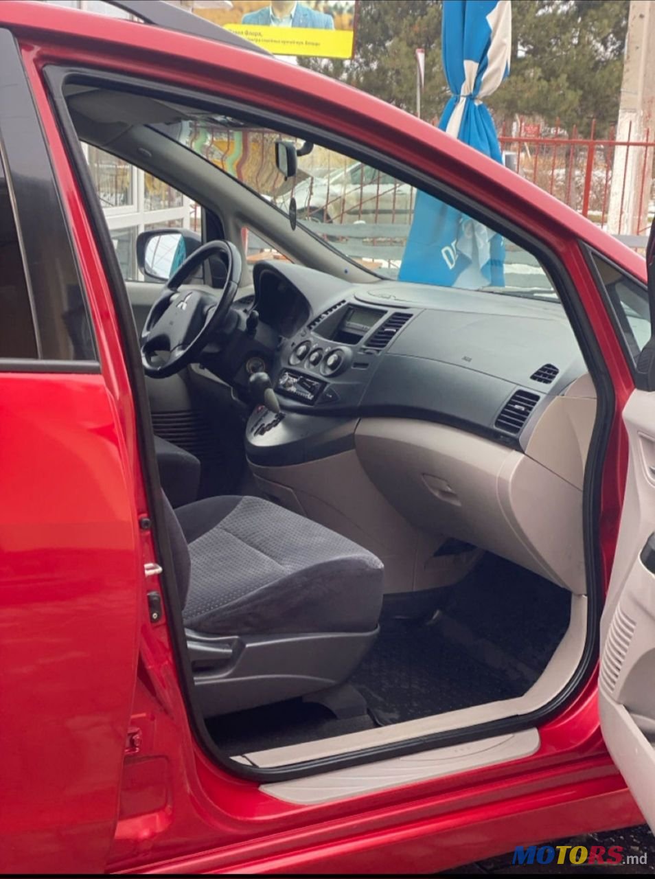 2007' Mitsubishi Grandis photo #4