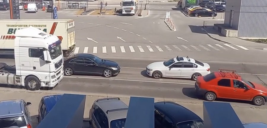 Şoferul unui BMW îi dă lecţii de condus corect în trafic şoferului unui Mercedes şi apoi unui Land Rover în Chişinău