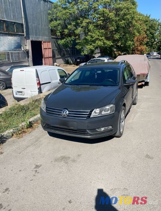 2011' Volkswagen Passat photo #2