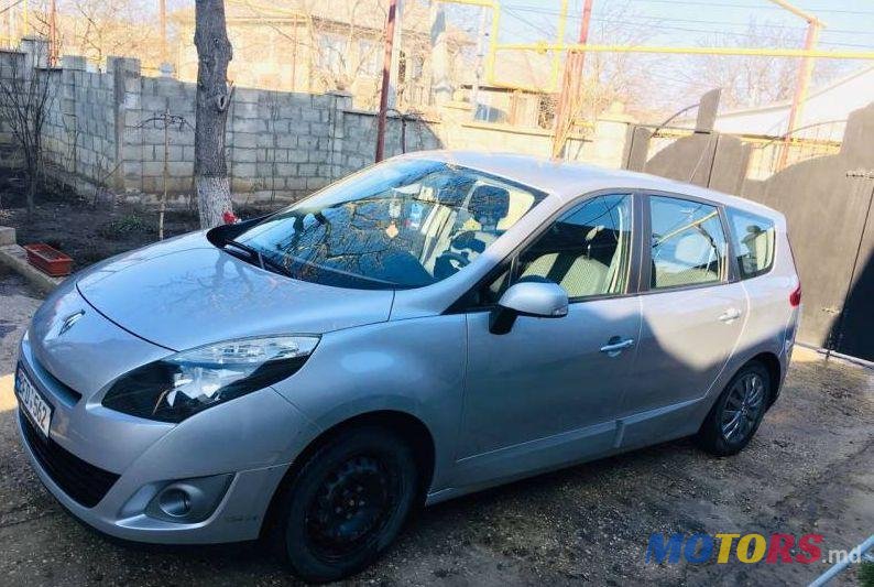 2011' Renault Grand Scenic photo #1