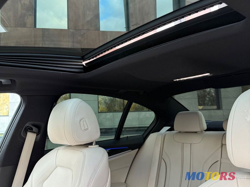2018' BMW 5 Series photo #6