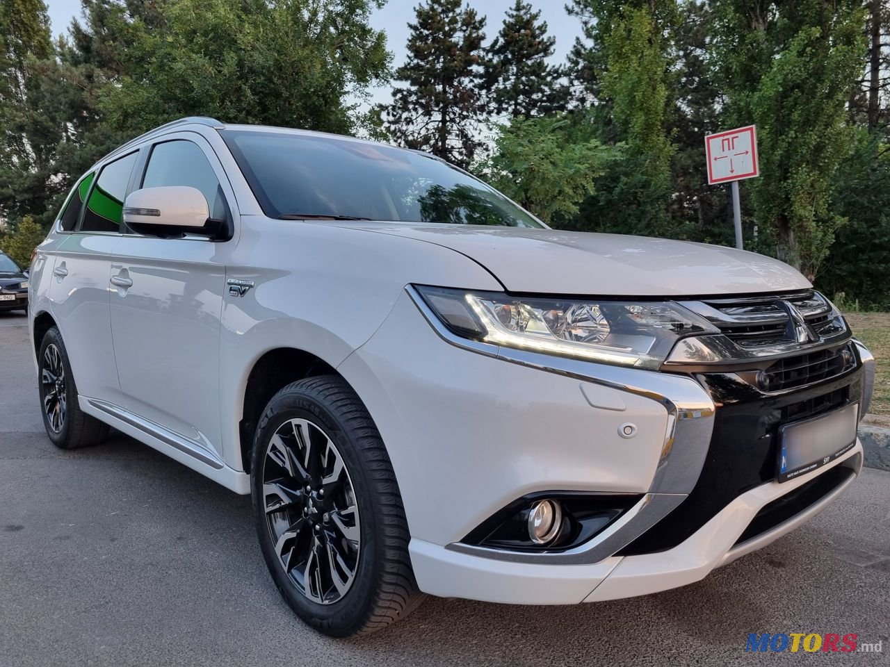 2015' Mitsubishi Outlander photo #2