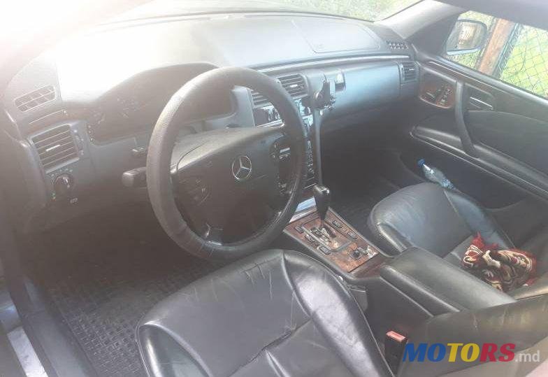 2001' Mercedes-Benz E photo #1