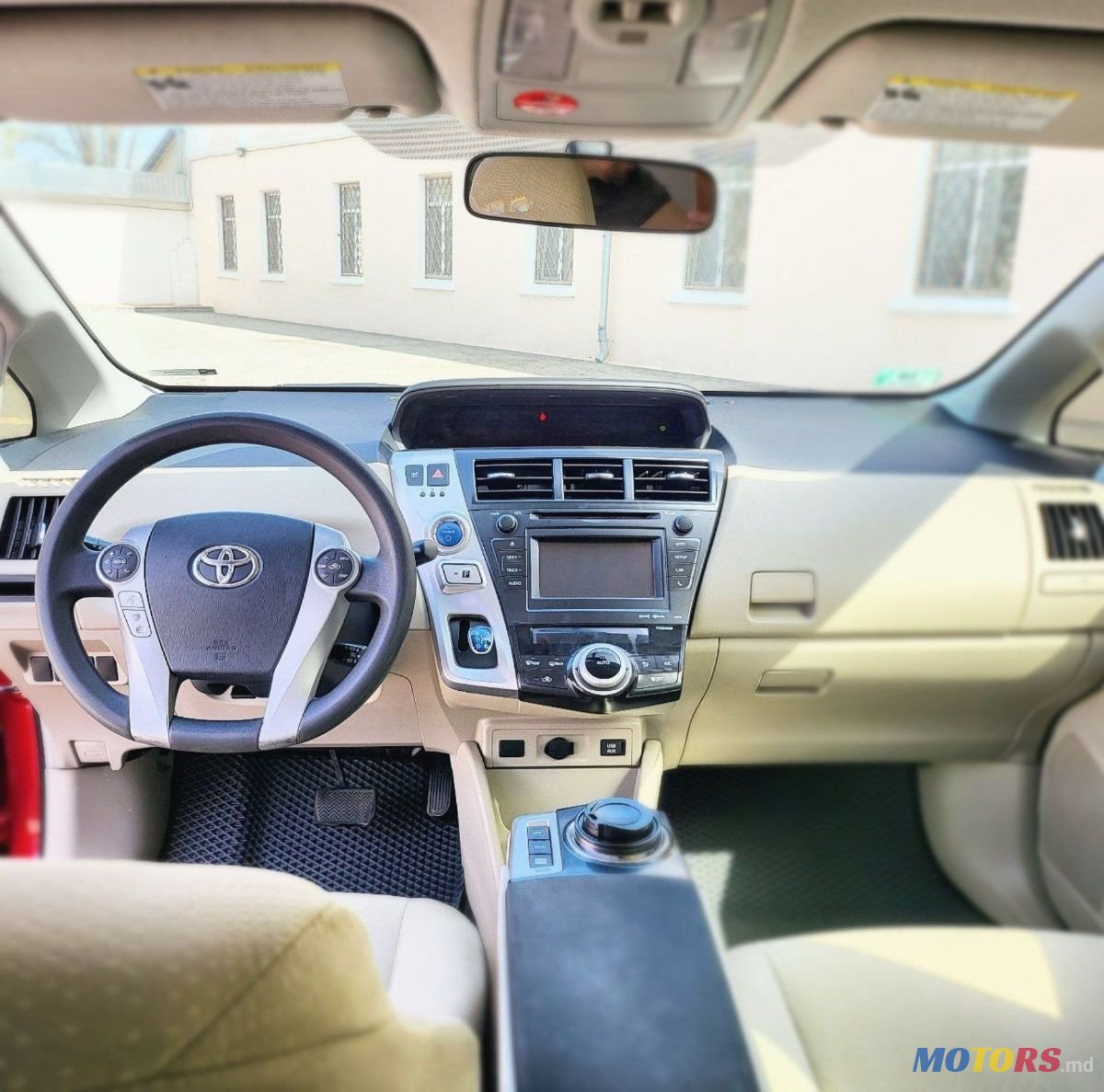 2013' Toyota Prius V photo #5