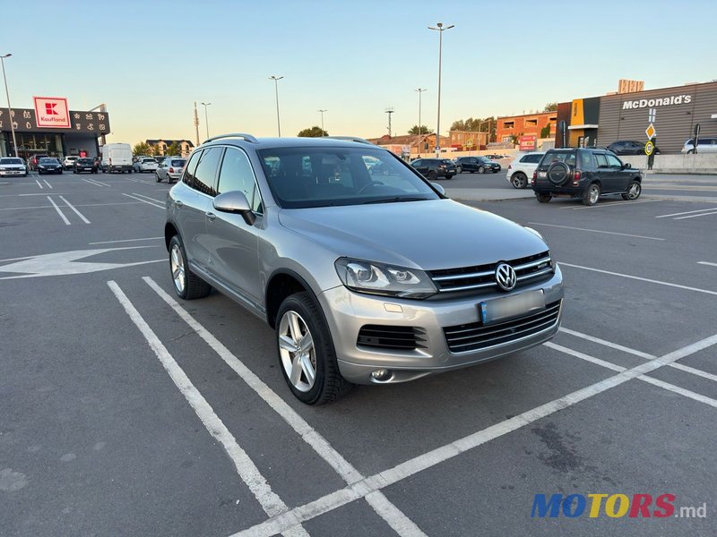 2011' Volkswagen Touareg photo #1