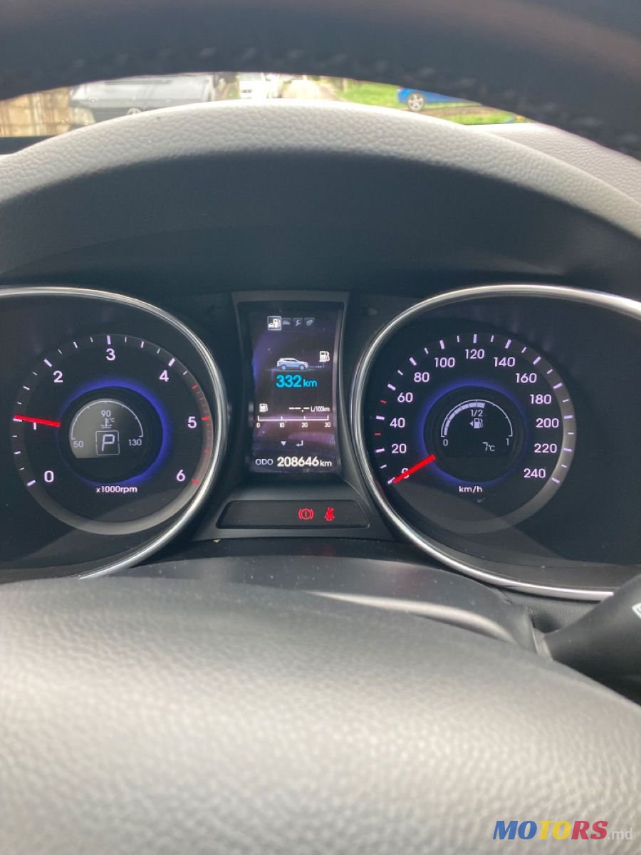 2012' Hyundai Santa Fe photo #5