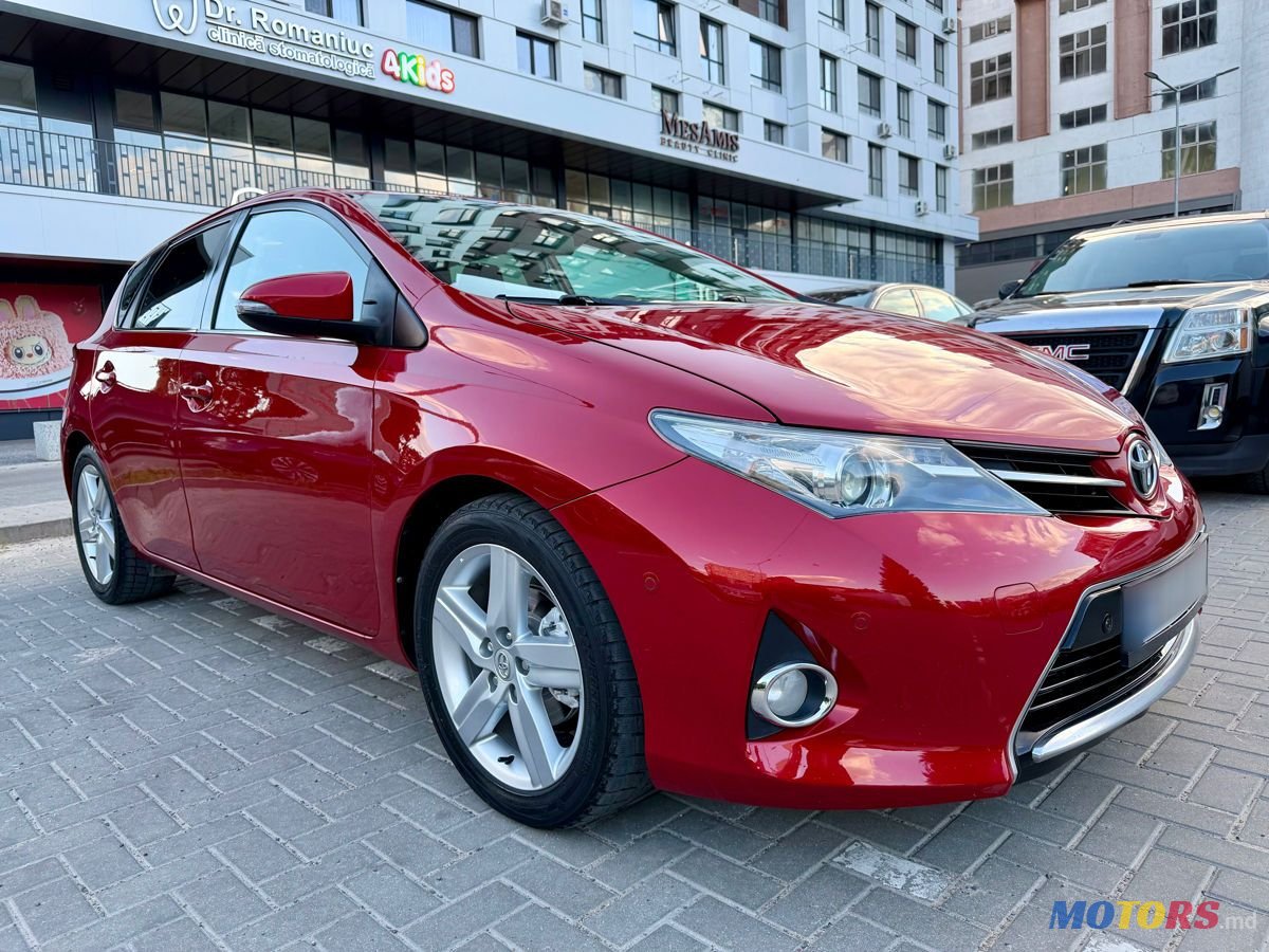 2013' Toyota Auris photo #2