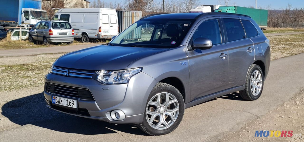 2013' Mitsubishi Outlander photo #2