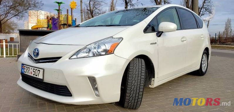2013' Toyota Prius v photo #6
