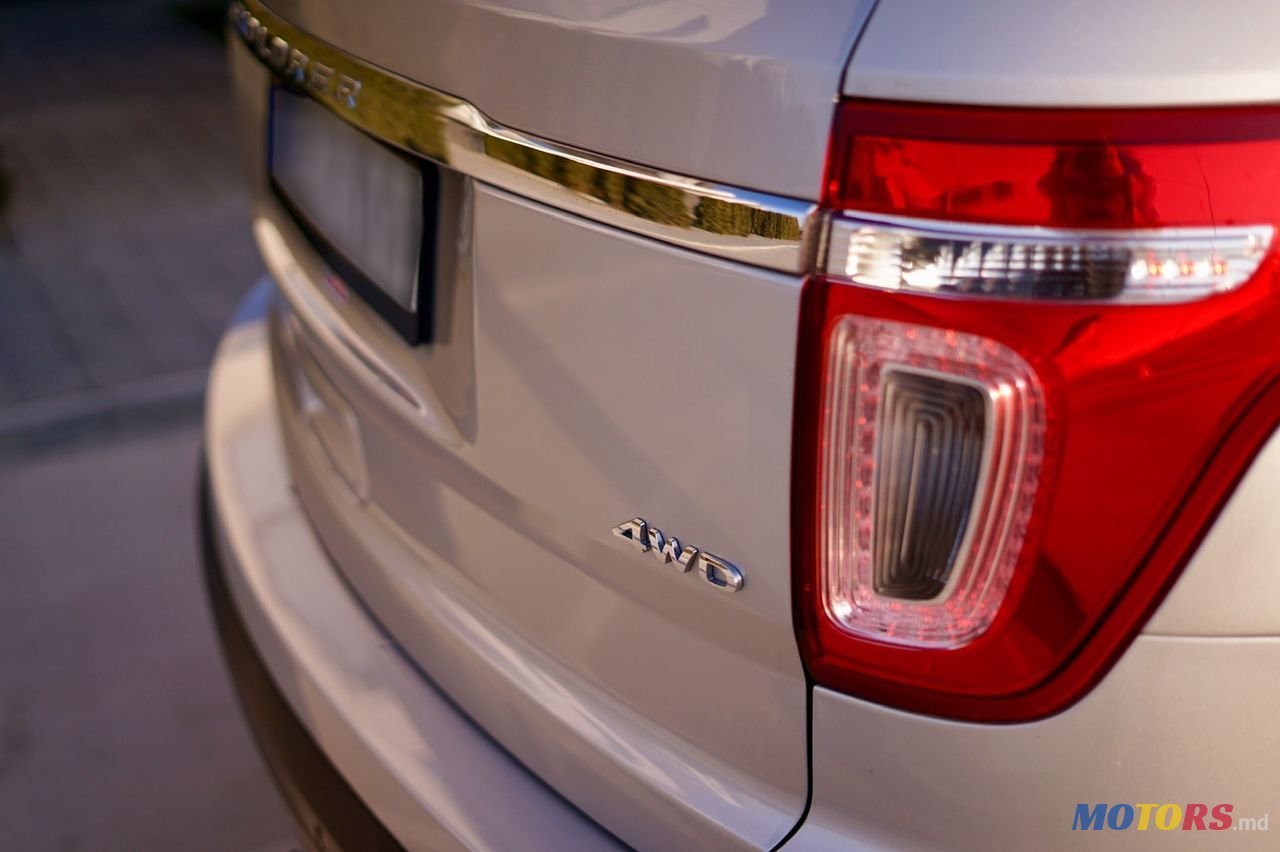 2011' Ford Explorer photo #2