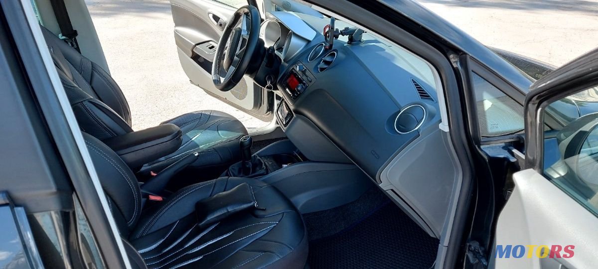 2011' SEAT Ibiza photo #2