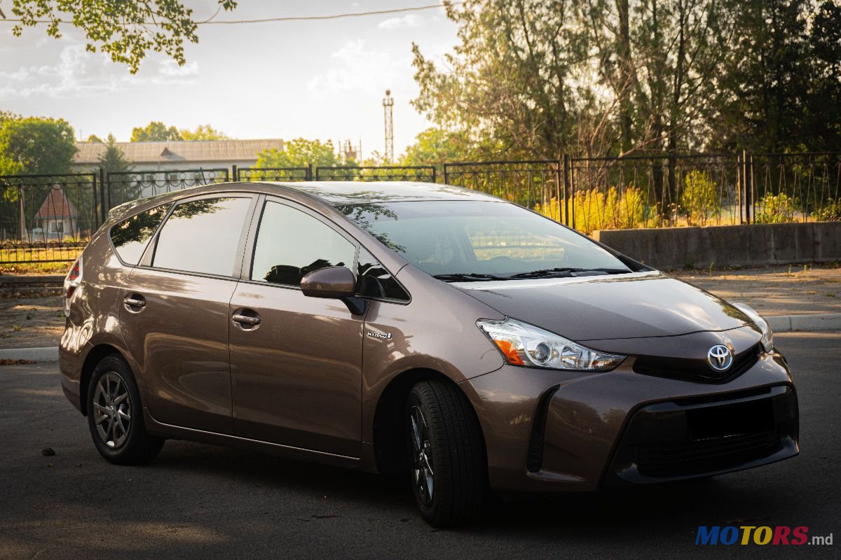 2017' Toyota Prius v photo #1