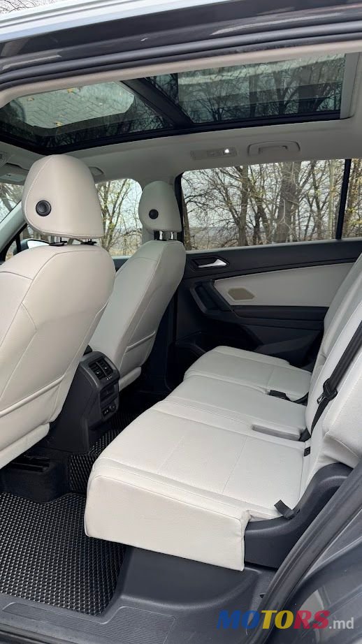 2019' Volkswagen Tiguan photo #4