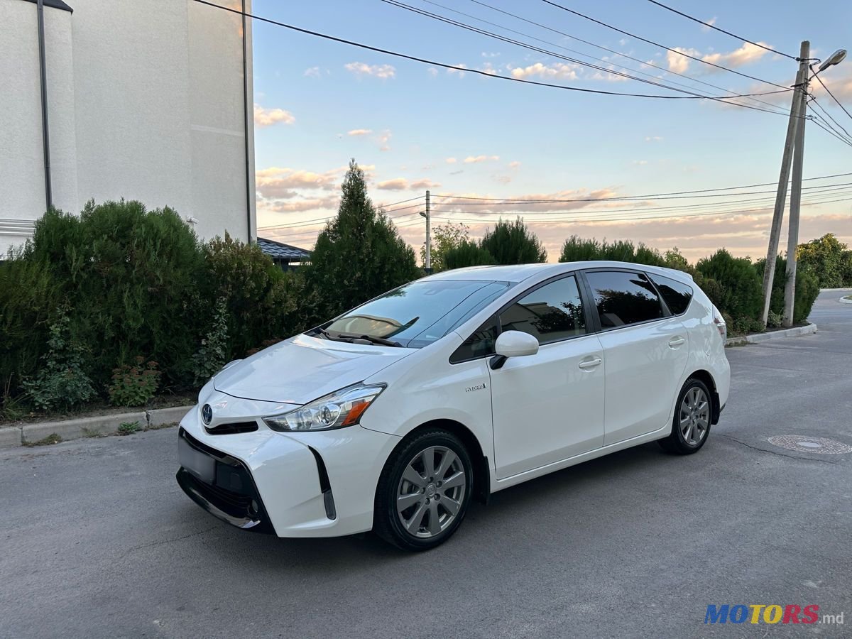 2018' Toyota Prius v photo #1
