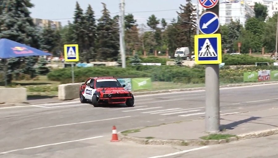 Un eveniment de drift din Chişinău, soldat cu câteva accidente, arată problemele grave ale motorsportului din Moldova, dar şi evoluţia acestuia