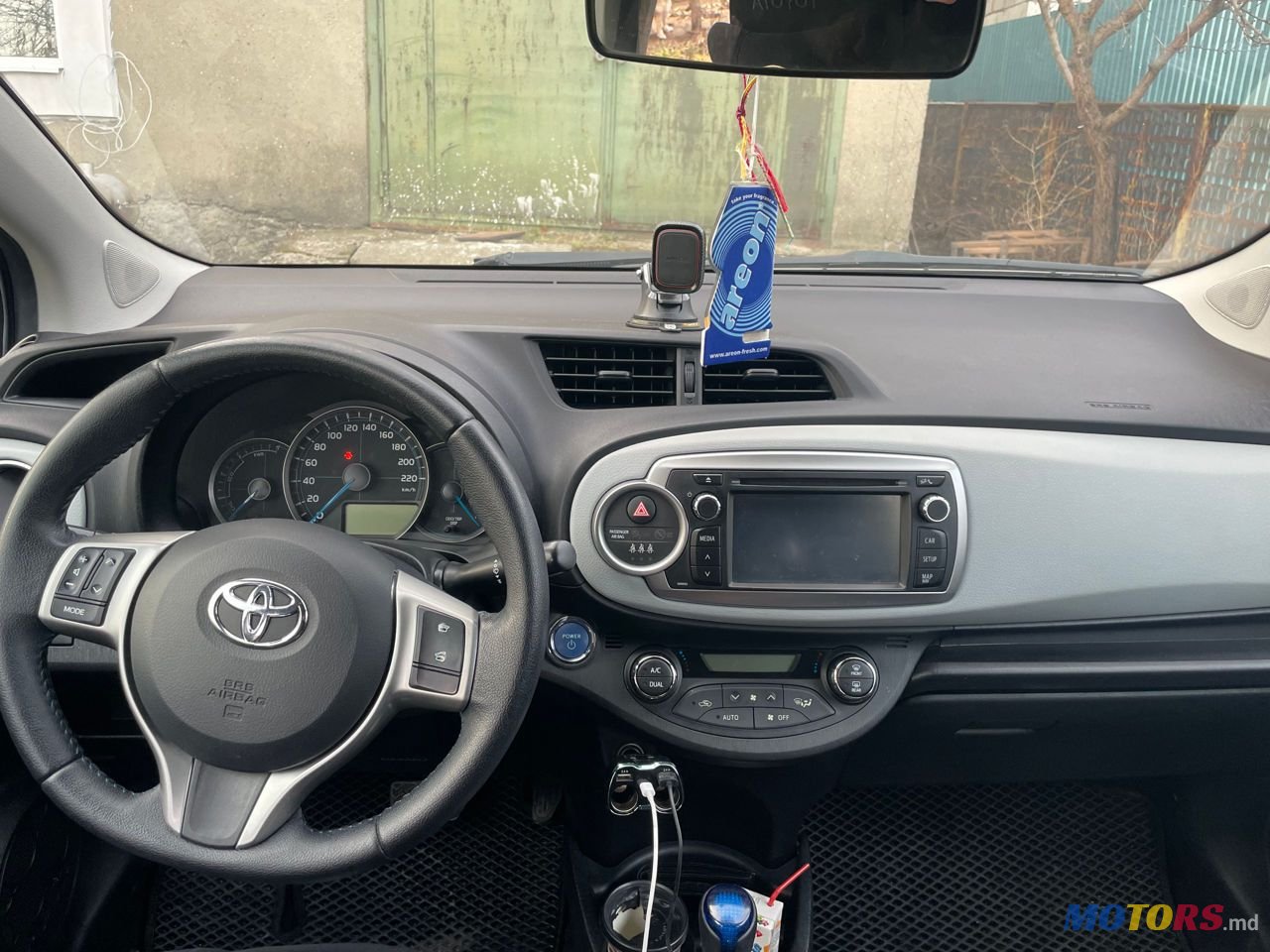 2013' Toyota Yaris photo #2