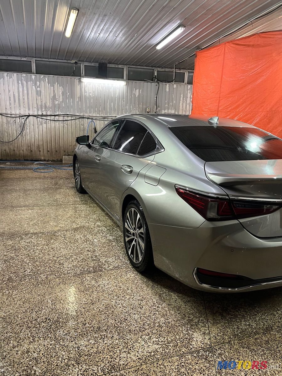 2019' Lexus Es Series photo #5