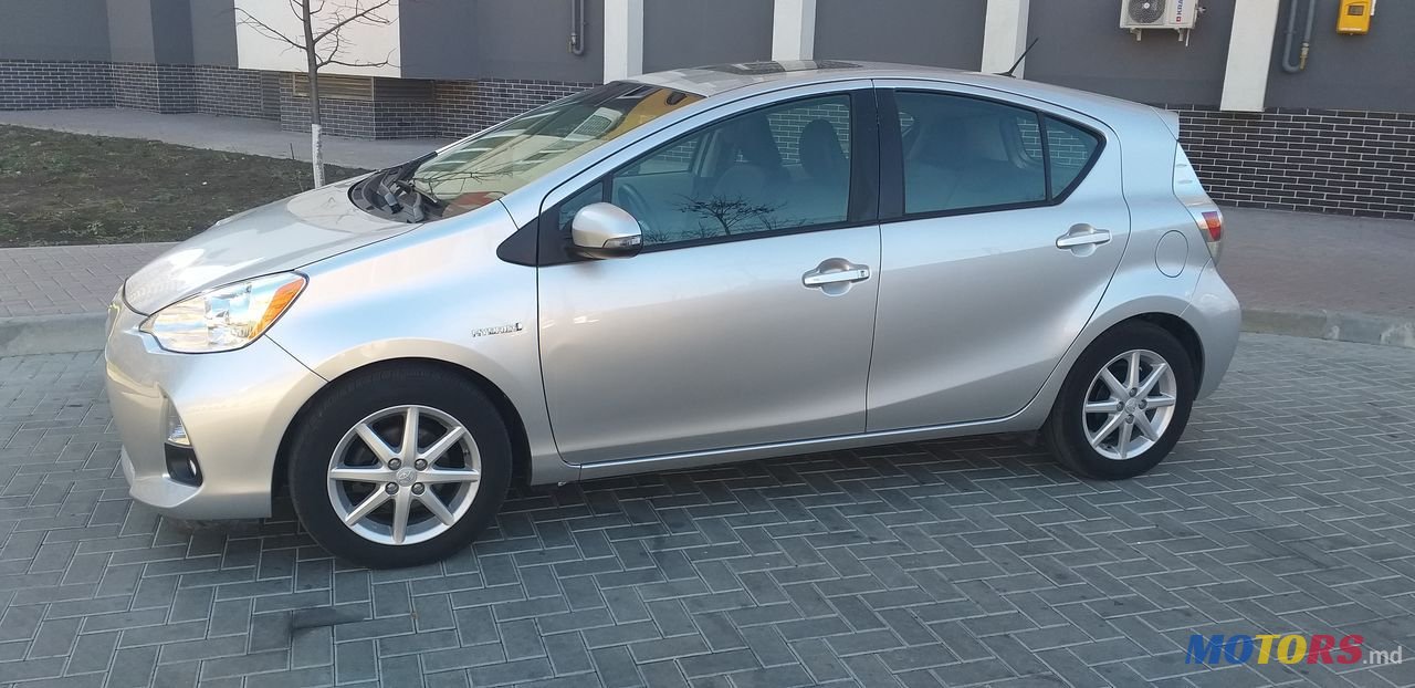 2014' Toyota Prius c photo #4
