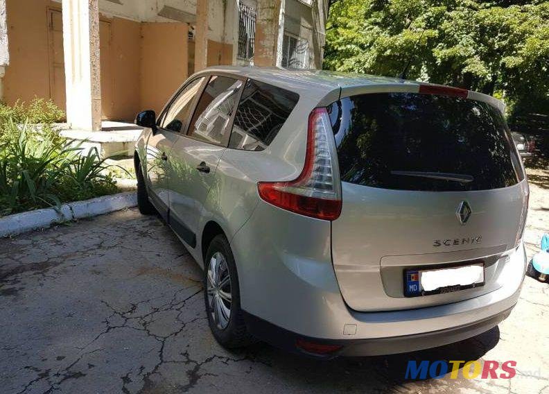 2010' Renault Grand Scenic photo #1