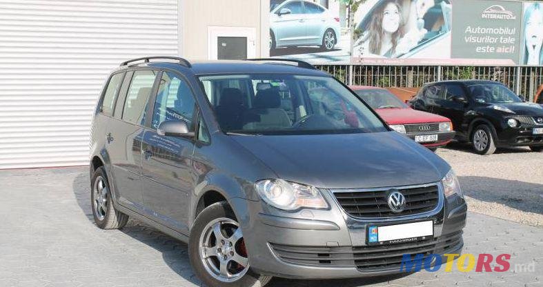 2009' Volkswagen Touran photo #1