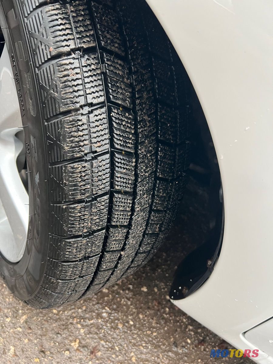 2011' Toyota Auris photo #3