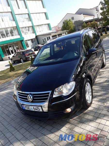 2009' Volkswagen Touran photo #1