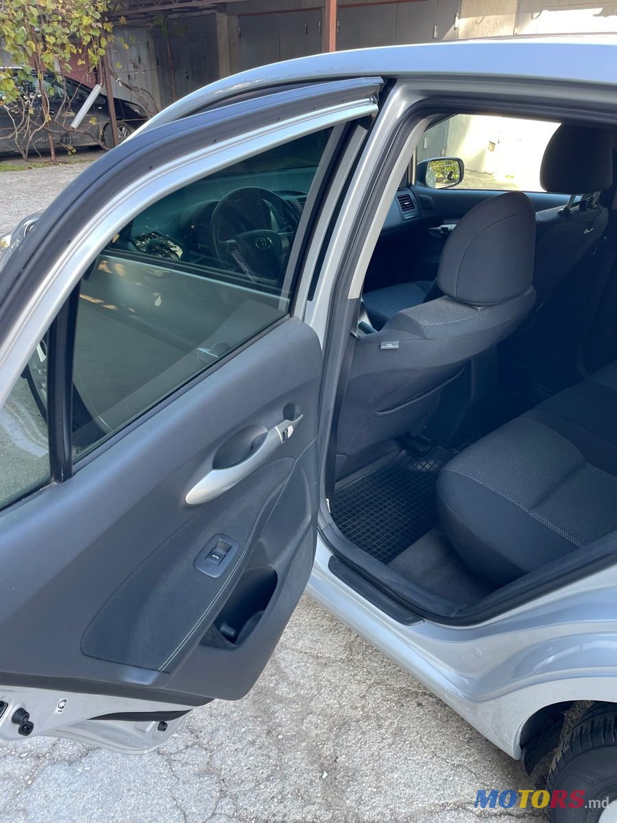 2011' Toyota Auris photo #6