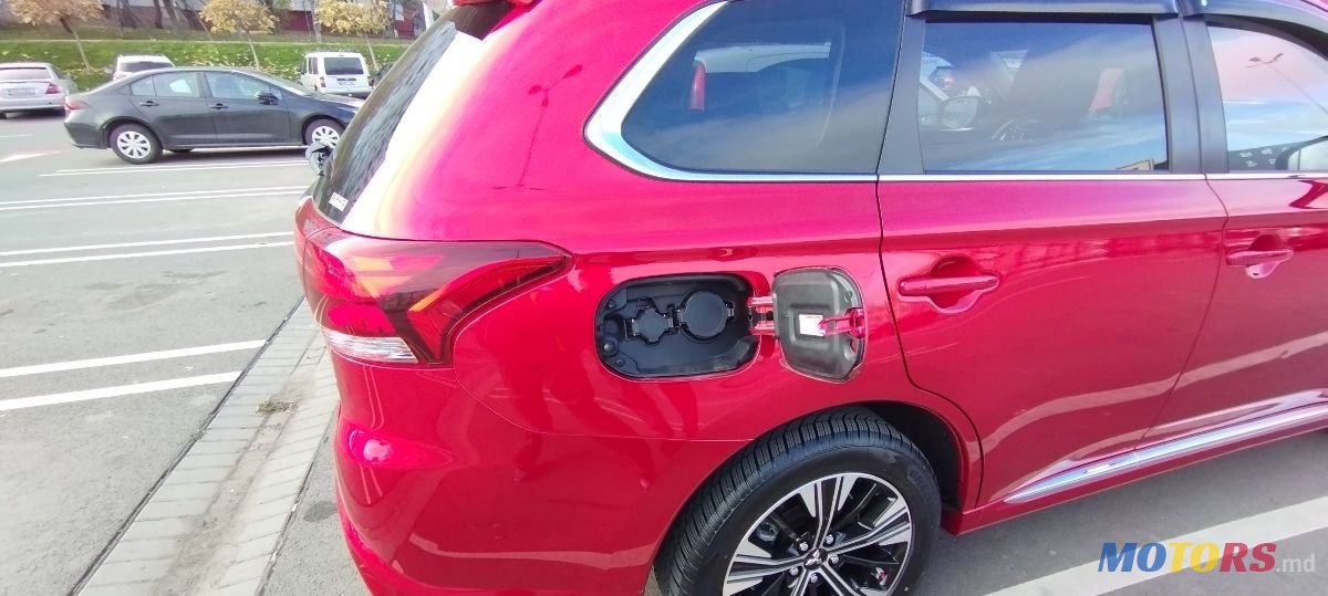 2021' Mitsubishi Outlander photo #4