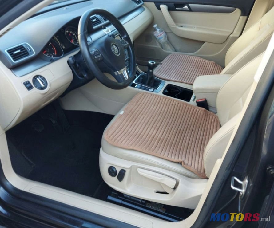 2011' Volkswagen Passat photo #5