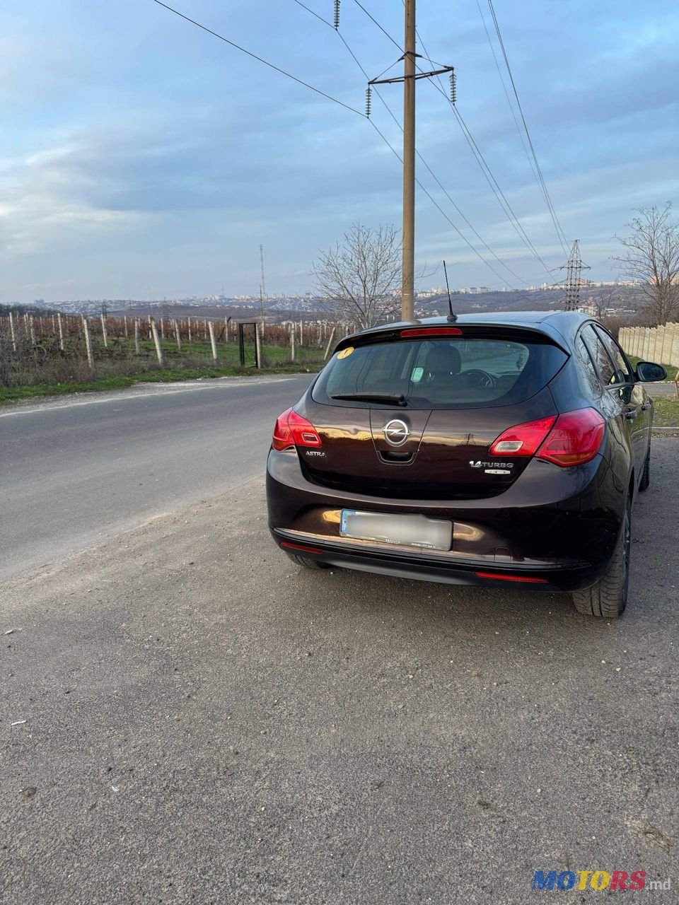 2012' Opel Astra photo #2