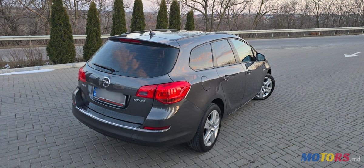 2012' Opel Astra photo #3