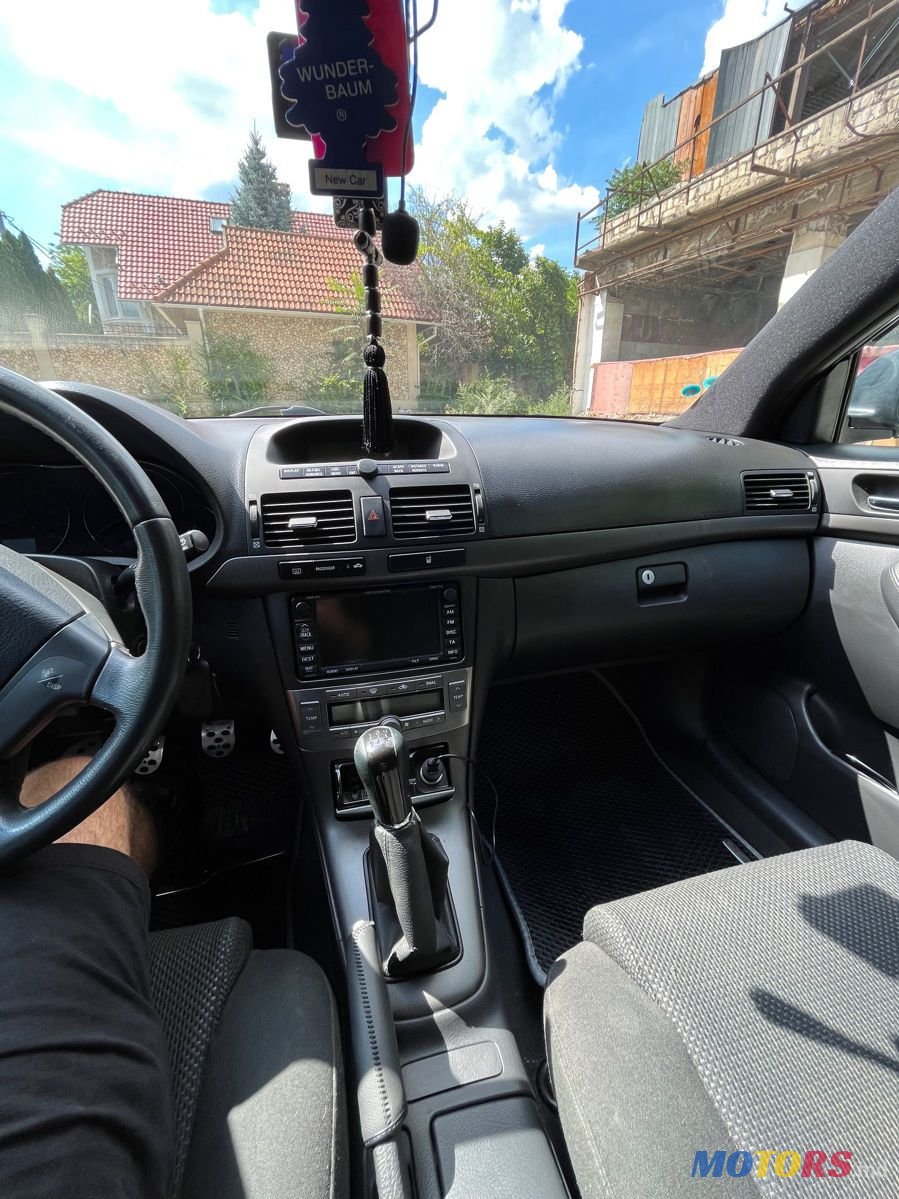 2005' Toyota Avensis photo #6