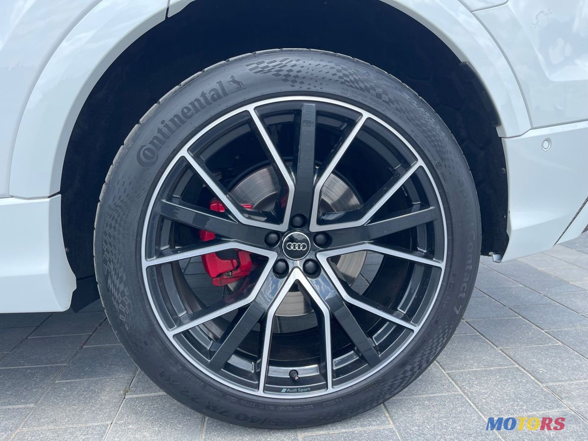 2019' Audi Q8 photo #3