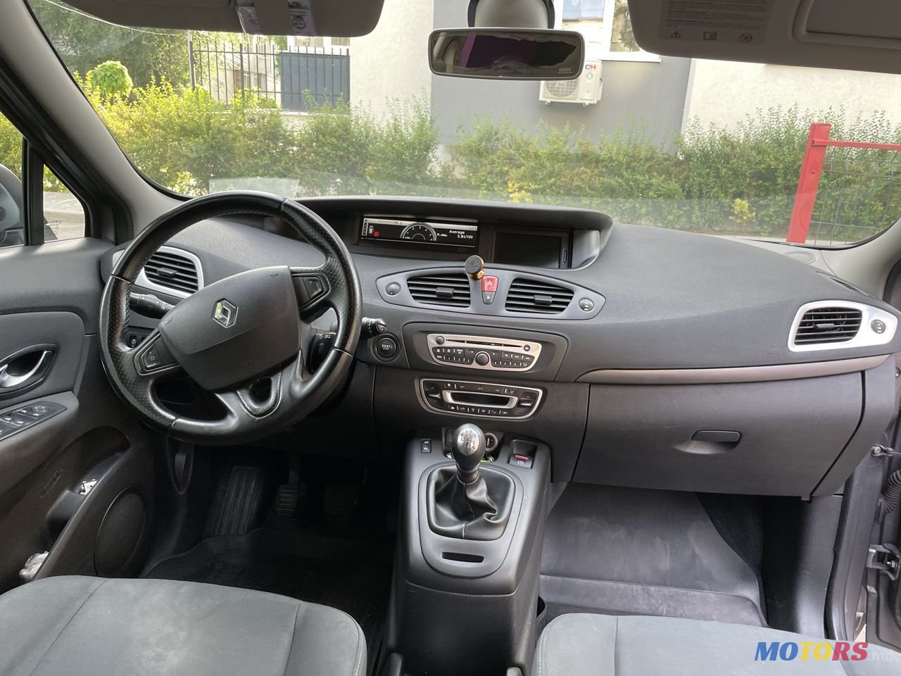 2010' Renault Scenic photo #5