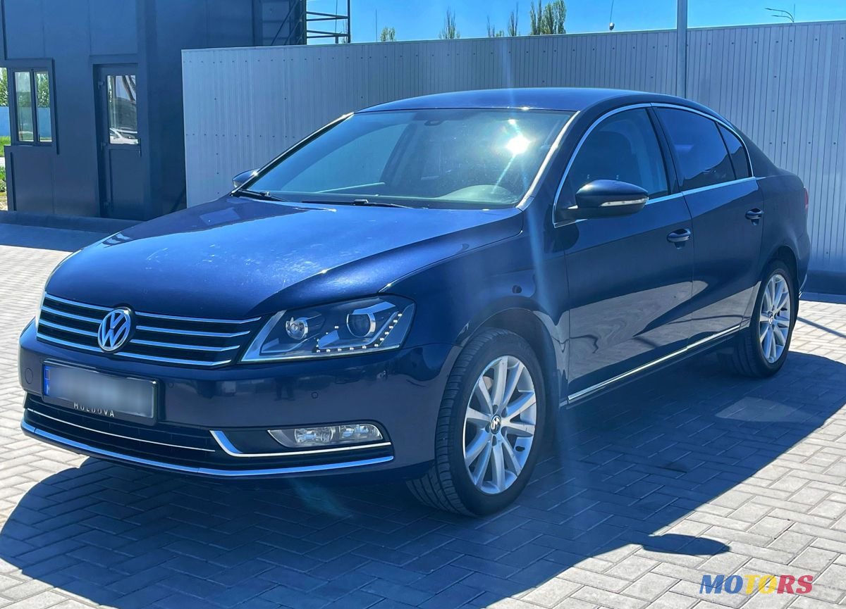 2011' Volkswagen Passat photo #3