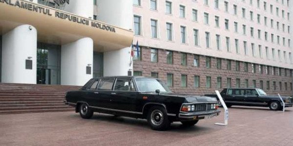 GAZ-ul lui Snegur și ZIL-ul lui Lucinschi expuse în fața Parlamentului! Vezi mașinile primilor președinți ai Republicii Moldova