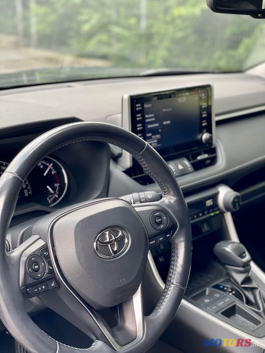 2019' Toyota RAV4 photo #5