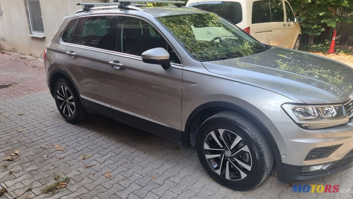 2019' Volkswagen Tiguan photo #2