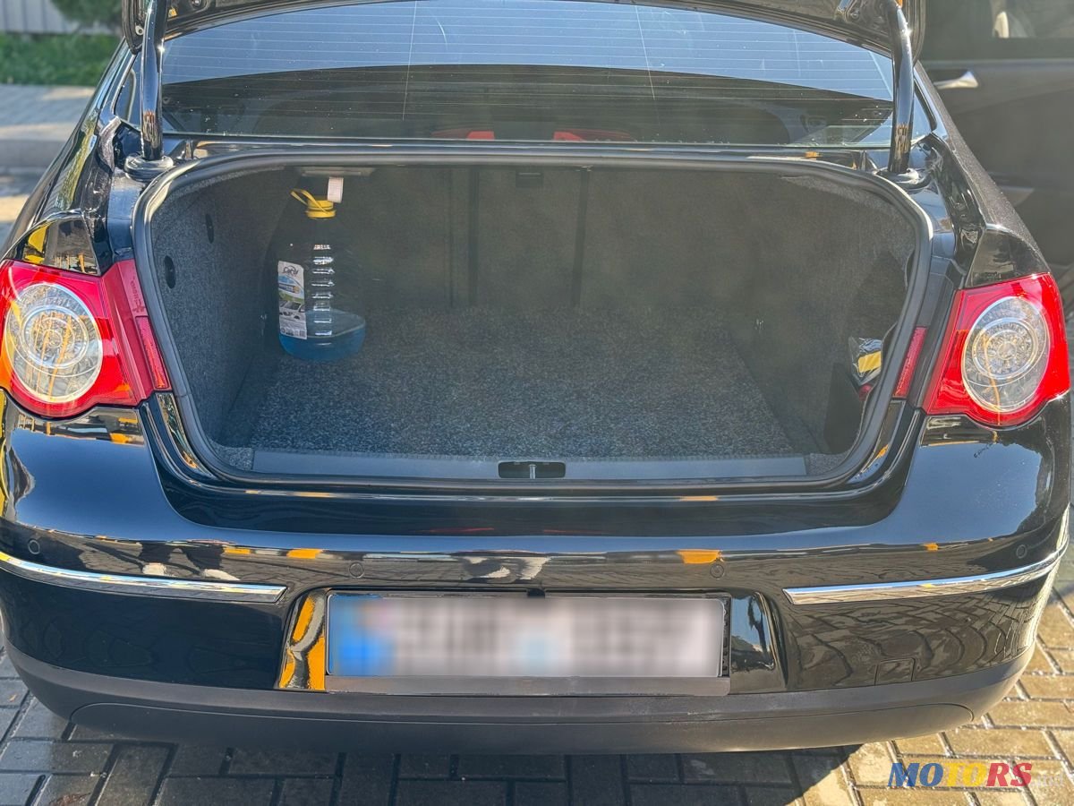 2009' Volkswagen Passat photo #6