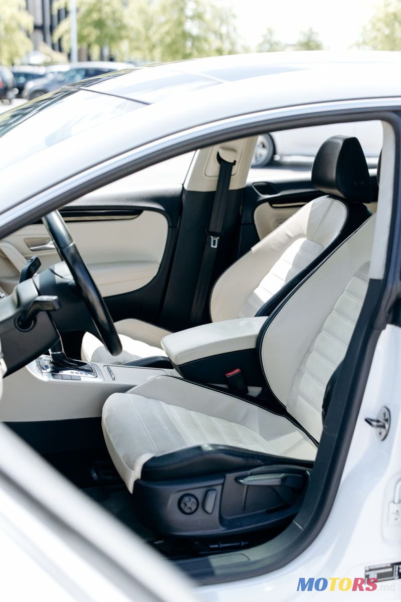 2009' Volkswagen Passat photo #3