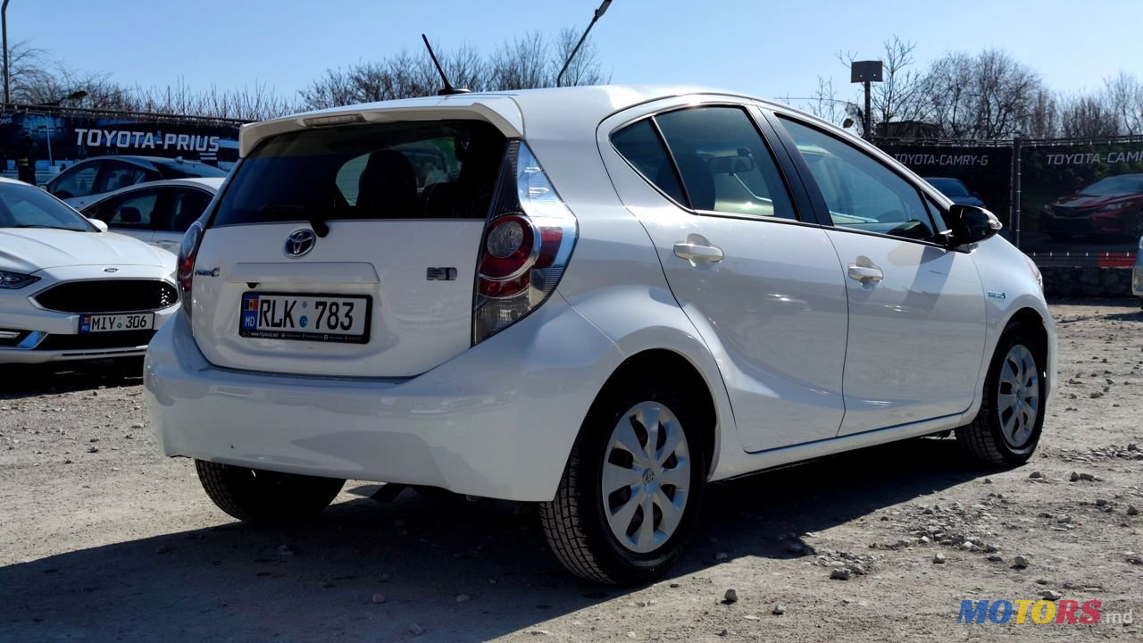 2013' Toyota Prius c photo #3