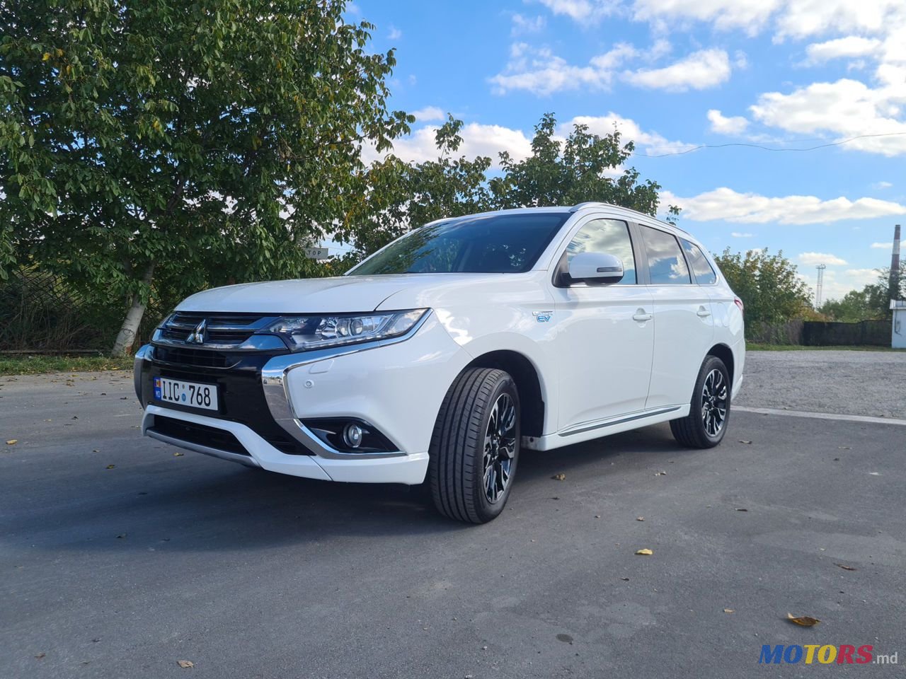 2016' Mitsubishi Outlander photo #2