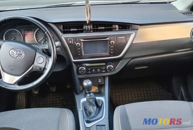 2013' Toyota Auris photo #4