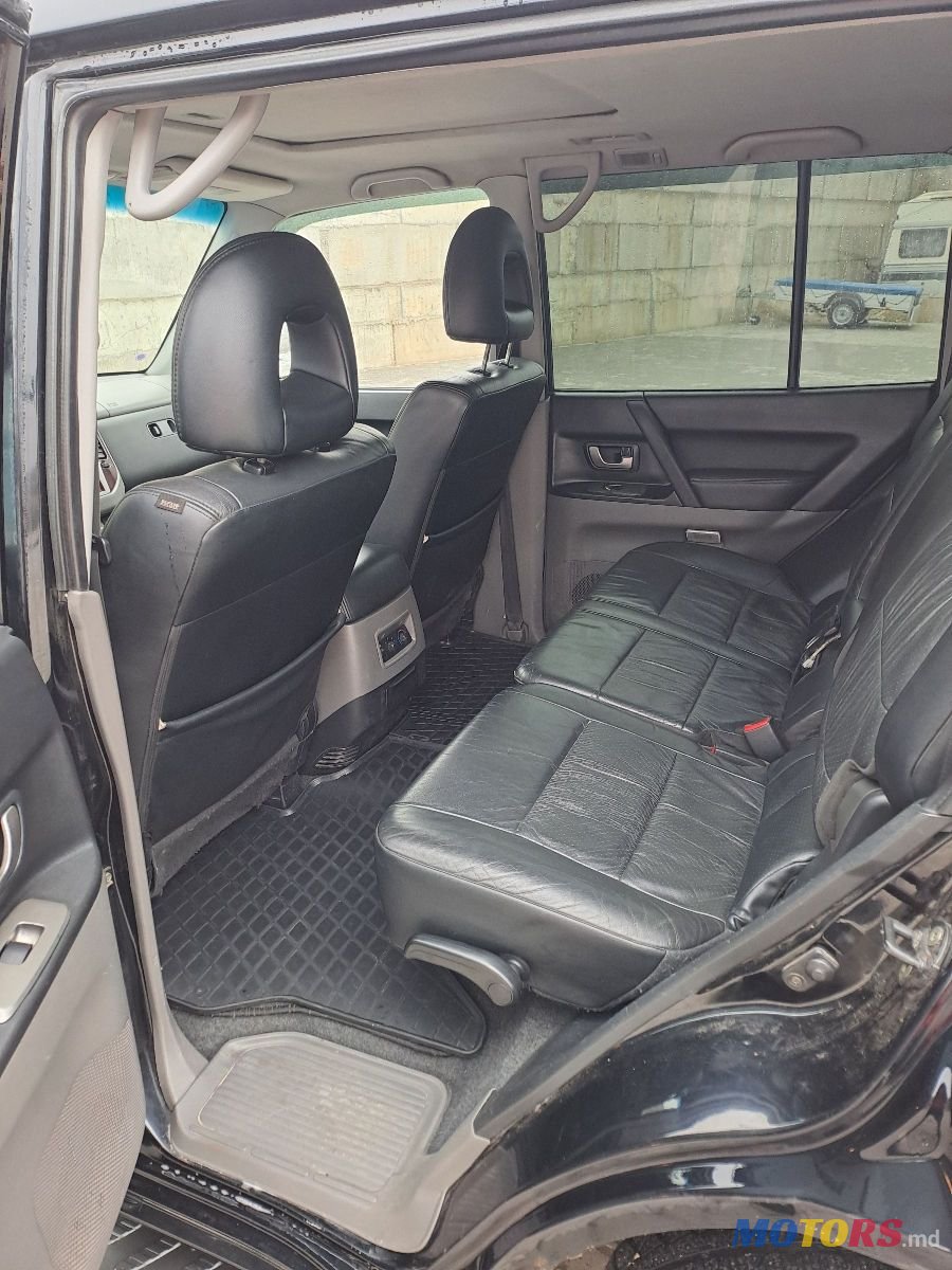 2006' Mitsubishi Pajero photo #2