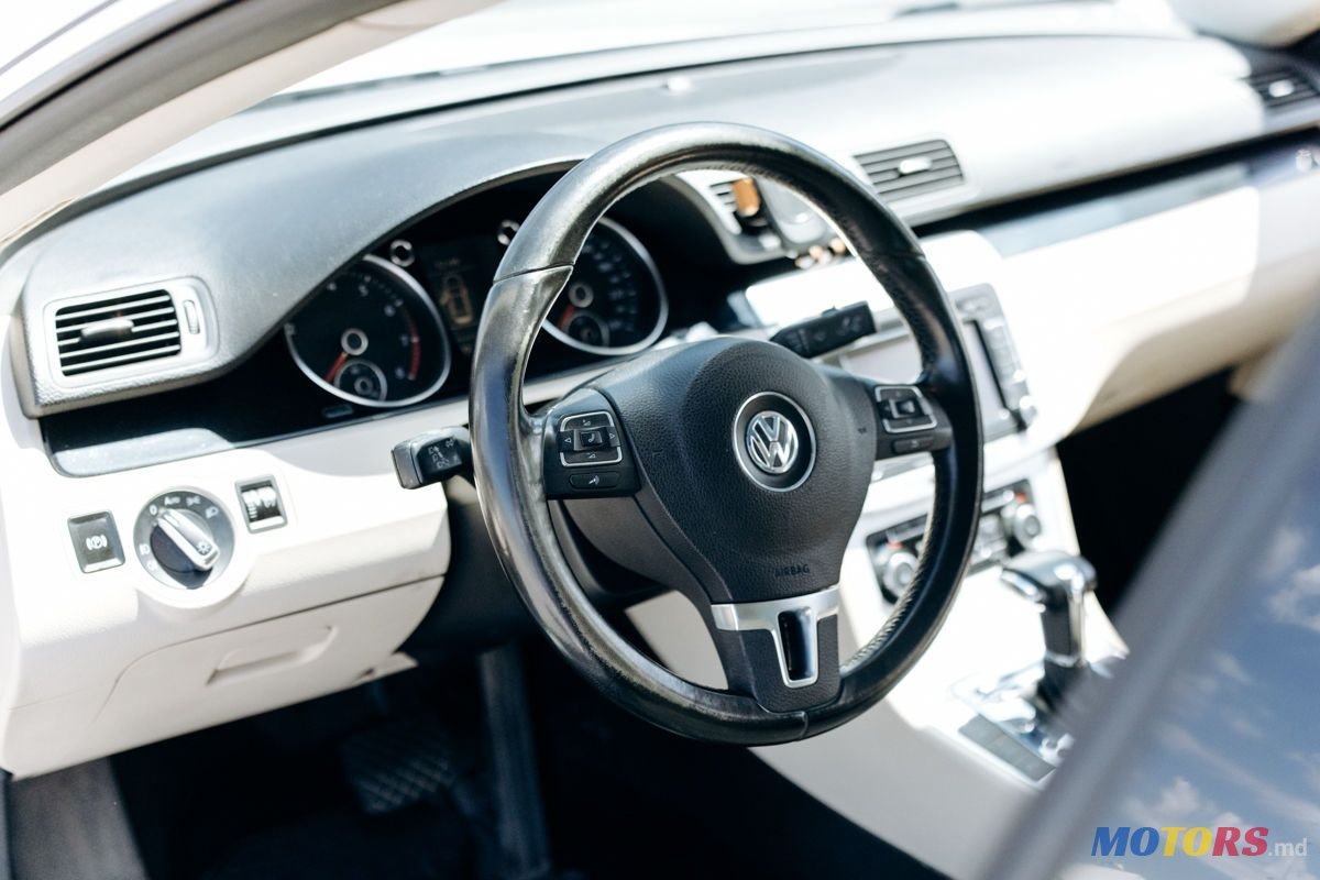 2009' Volkswagen Passat photo #5