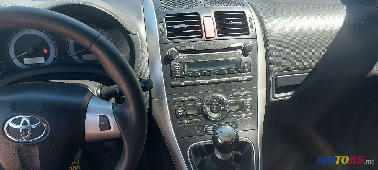 2011' Toyota Auris photo #3