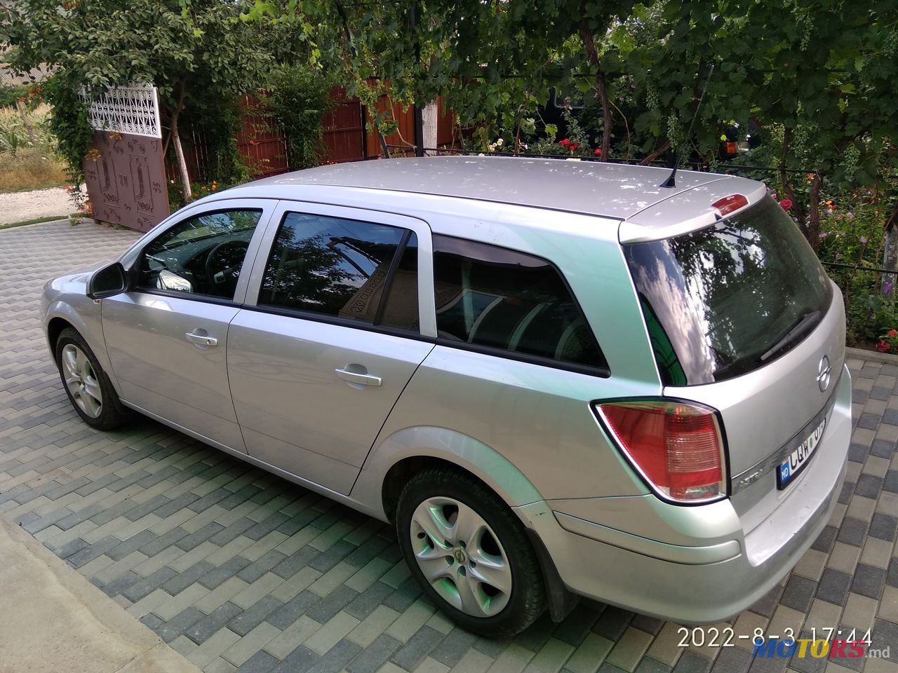 2012' Opel Astra photo #2