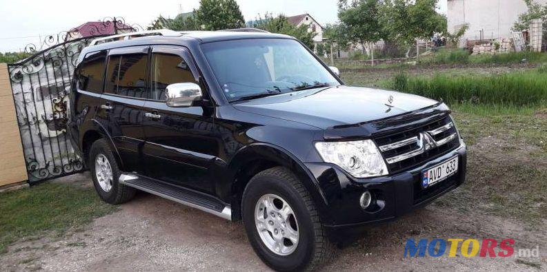 2009' Mitsubishi Pajero photo #1