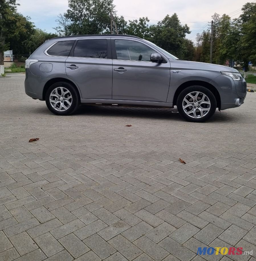2013' Mitsubishi Outlander photo #2
