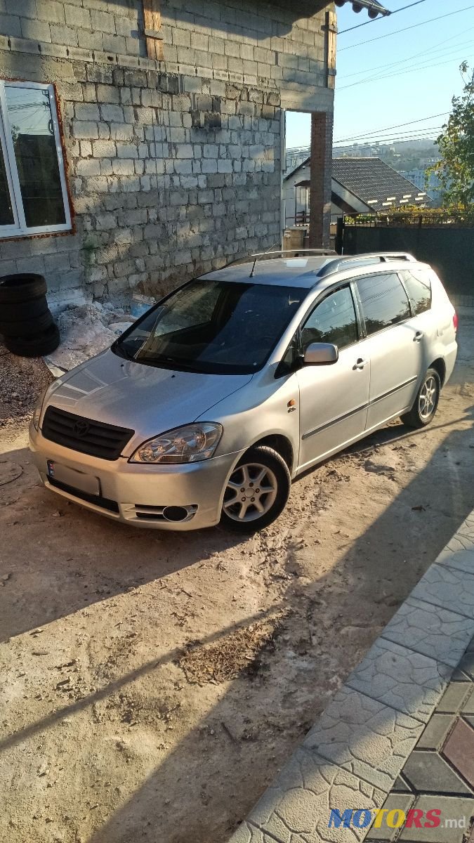 2002' Toyota Avensis Verso photo #1